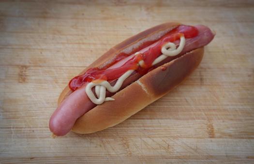 ホットドッグを真上からシンプルに撮影 ホットドッグを真上からシンプルに撮影 ホットドッグ,軽食,パンの写真素材