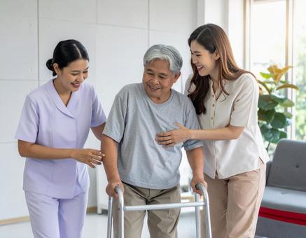 リハビリをする患者と理学療法士 リハビリをする患者と理学療法士の写真