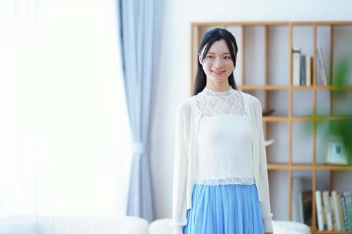 窓際で笑う横目の女性 女性,笑う,笑顔の写真素材