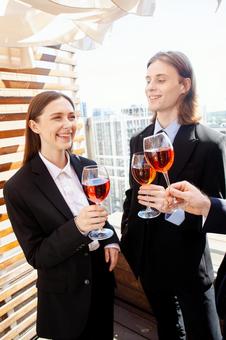 ワイングラス持ち笑う外国人男女 男女,外国人,ビジネスの写真素材