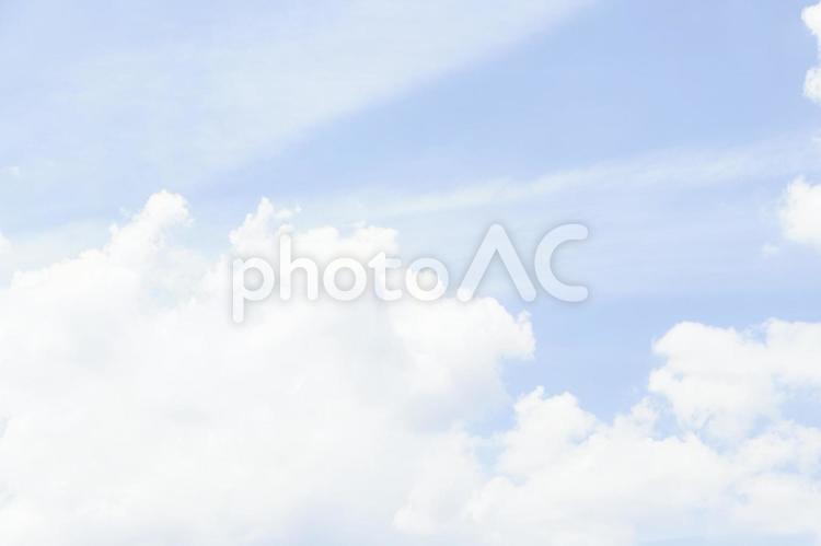 初夏の大空　淡いトーン 空,雲,夏の写真素材