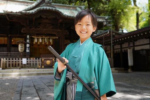七五三の着物姿の5歳の日本人の男の子の写真