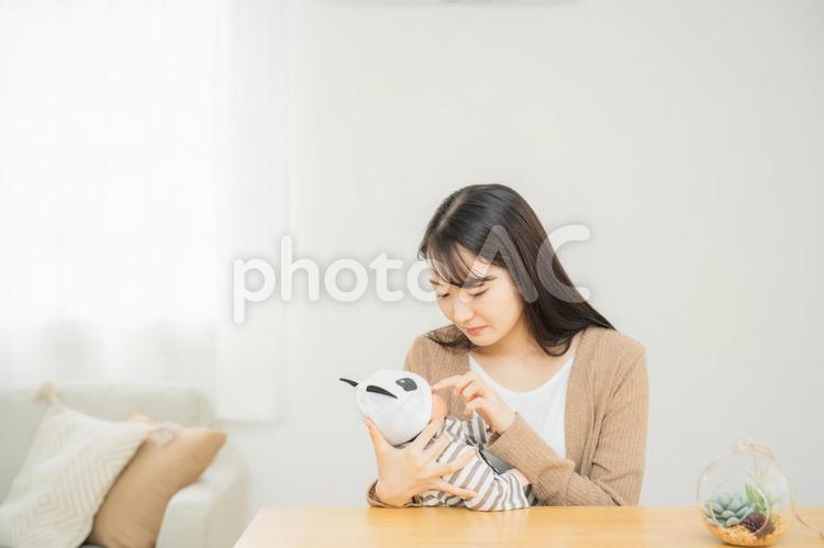 赤ちゃんを世話する女性（笑顔） 赤ちゃん,女性,育児の写真素材