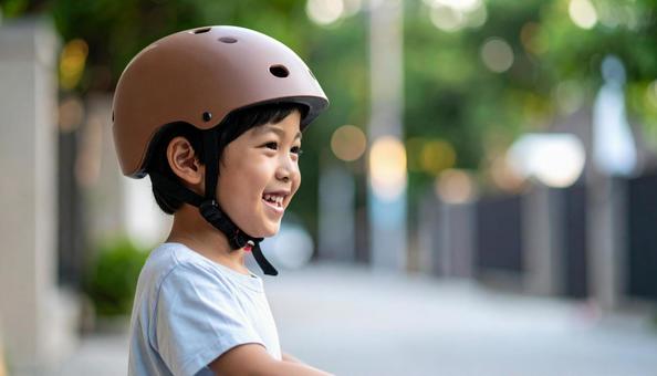 自転車用ヘルメットをかぶる男の子 自転車用ヘルメットをかぶる男の子の写真