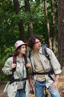 会話する二人のキャンパー 男女,外国人,登山の写真素材