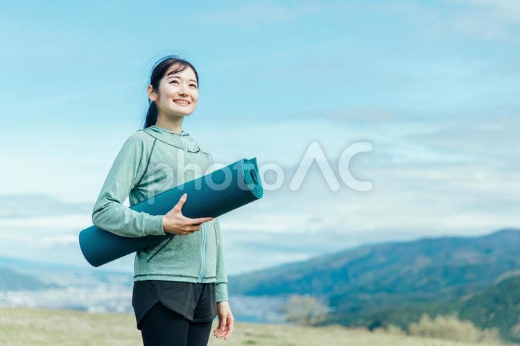 ヨガマットを持つ女性 ヨガ,ヨガマット,ダイエットの写真素材