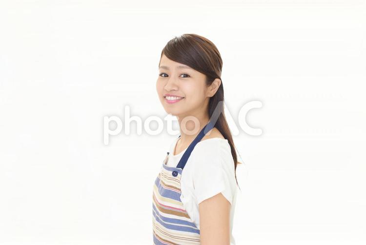 エプロンを着た笑顔の女性 女性,女,主婦の写真素材