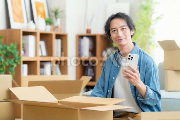 引越しをする若い男性 引越し,男性,引っ越しの写真素材