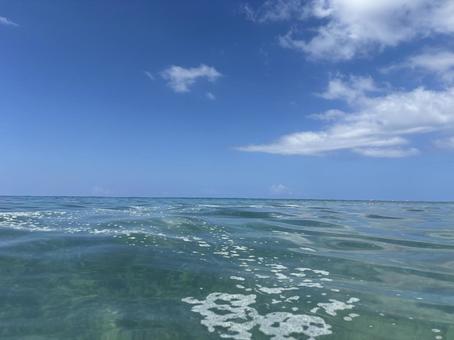 晴れた日の海と空と水平線 晴れた日の海と空と水平線の写真