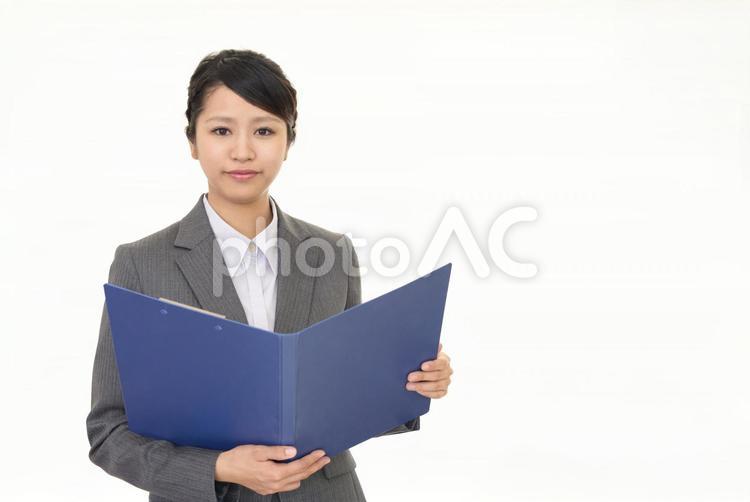 書類を確認するビジネスウーマン 女性,ビジネスウーマン,女の写真素材