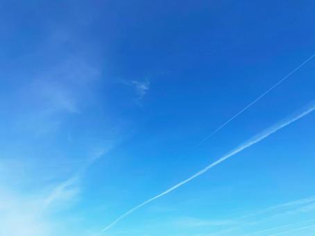飛行機雲がすっと伸びる爽やかな青空2 飛行機雲がすっと伸びる爽やかな青空2の写真