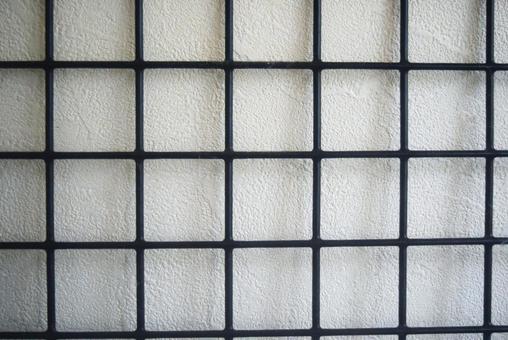 白い壁にかけた黒いワイヤーネット 白い壁にかけた黒いワイヤーネット ワイヤーネット,格子,収納の写真素材