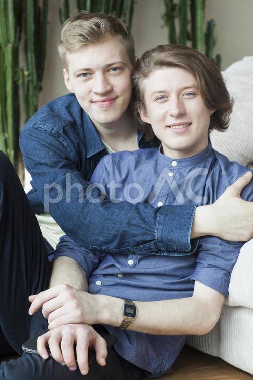 ソファにもたれて座るゲイカップル13 lgbt,ゲイカップル,外国人の写真素材
