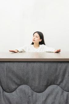 こたつで寛ぐ女性 こたつ,机,座るの写真素材