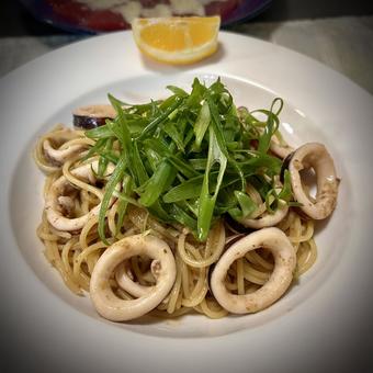 九条葱とイカのペペロンチーノ 九条葱とイカのペペロンチーノ 旦那飯,男の料理,手料理の写真素材