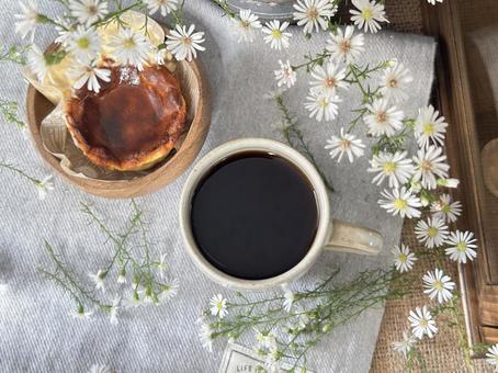 プリン付きチーズケーキとコーヒー プリン付きチーズケーキとコーヒー コーヒー,チーズケーキ,プリンの写真素材