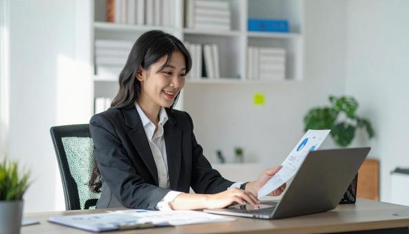 資料作成・分析をするビジネスマンの写真