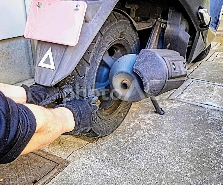 バイクのタイヤを確認する　メンテナンス バイク,スクーター,二輪の写真素材