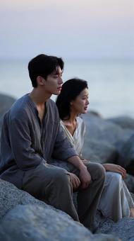 真剣な表情の若い男女の横顔の写真