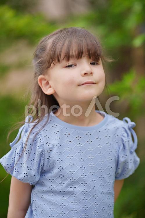 カメラ目線でポーズする水色のワンピースの女の子 女の子,女児,画用紙の写真素材