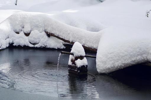 凍りかけの池 凍りかけの池 雪景色,昔ながら,冬の写真素材
