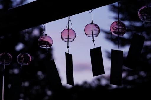 夕暮れ時の風鈴 夕暮れ時の風鈴の写真
