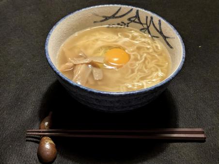 小腹が空いて夜遅くに自宅で食べたラーメン インスタントラーメン,即席麺,生たまごの写真素材