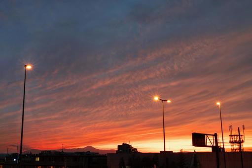 富士山をのぞむ夕日が美しい街並み 富士山をのぞむ夕日が美しい街並み 夕焼け,マジックアワー,夕陽の写真素材