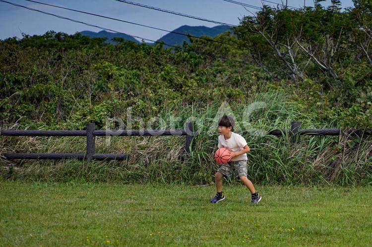 ＜素材＞公園で元気にバスケをする男の子 子供,男性,人物の写真素材