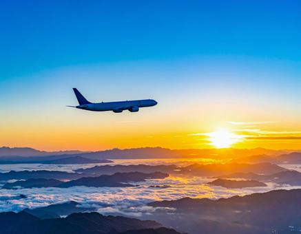 夕焼け空を飛ぶ飛行機 夕焼け空を飛ぶ飛行機の写真