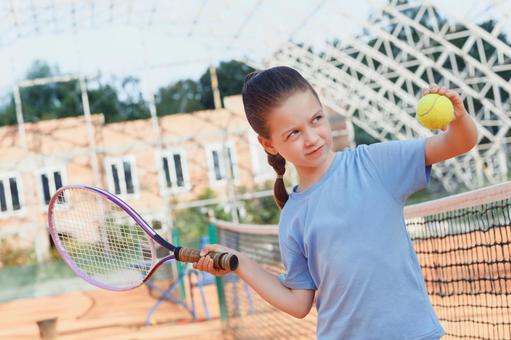 サーブの練習をする女の子の写真