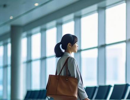 待合室に立つ女性 待合室に立つ女性の写真