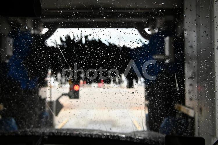 洗車機の中：光る水滴 水滴,洗車機,風景の写真素材