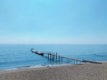 穏やかな夏の桟橋と青い海 穏やかな夏の桟橋と青い海 海,桟橋,夏の写真素材