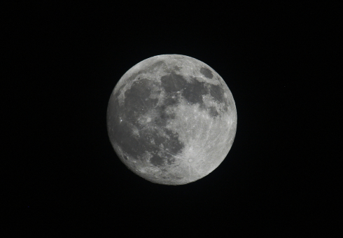 月齢14.3の月 月齢14.3の月 夜景,深夜,幻想的の写真素材