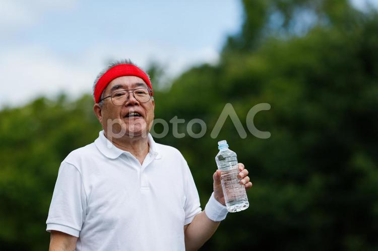 ミネラルウォーターを飲むシニア男性 男性,シニア,水分補給の写真素材