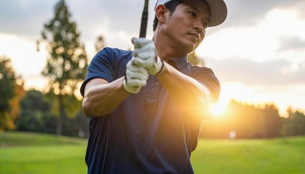 ショットした瞬間の日本人ゴルファーの写真