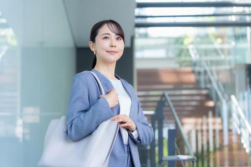 オフィスで働くビジネスウーマン ビジネス,ビジネスウーマン,女性の写真素材