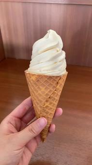 ワッフルコーンの濃厚ミルクコーンアイス ワッフルコーンの濃厚ミルクコーンアイス アイス,ソフトクリーム,コーンアイスの写真素材