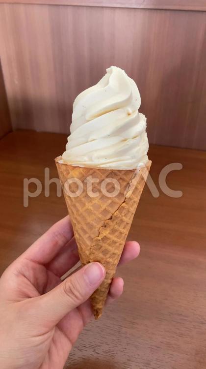 ワッフルコーンの濃厚ミルクコーンアイス アイス,ソフトクリーム,コーンアイスの写真素材