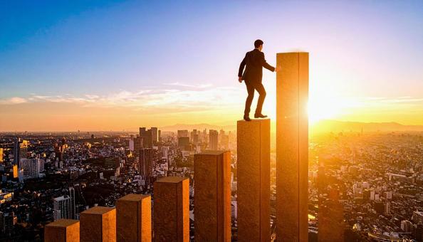 都市背景に階段を上がっていくビジネスマンの写真