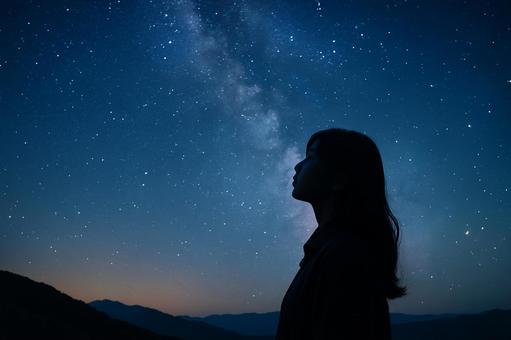 星空を見上げる女性 星空を見上げる女性の写真