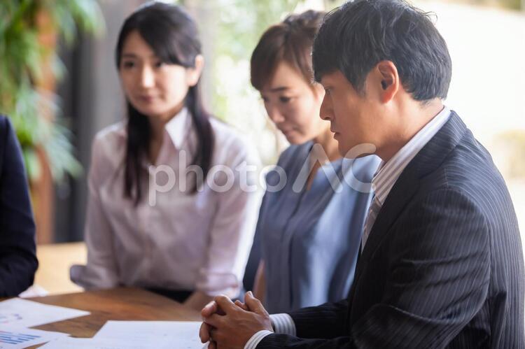 カジュアルな会社のスタッフミーティング 会議,ミーティング,コミュニケーションの写真素材