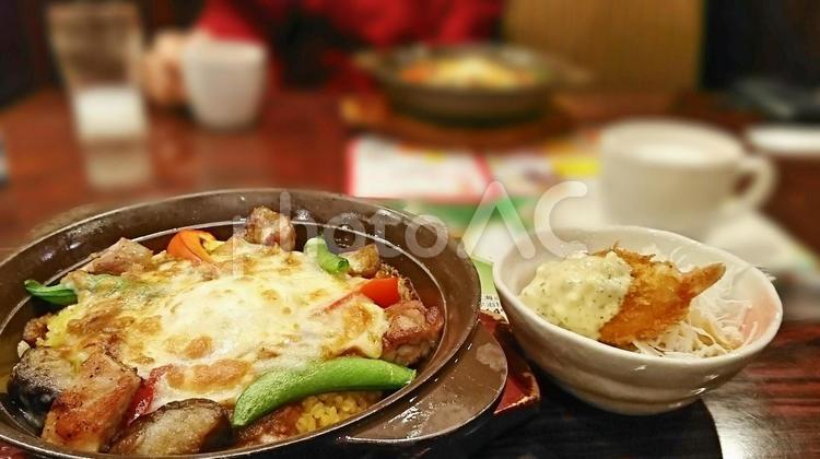 ファミレスで焼きカレーの食事 テーブル,食事,料理の写真素材