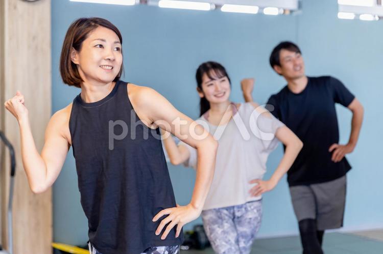 スポーツジムでスタジオメニューをする男女（ダンス） ダンス,ダンス教室,エアロビクスの写真素材