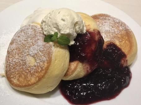 ブルーベリーのパンケーキ ブルーベリーのパンケーキの写真