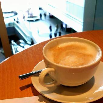 コーヒー カフェの窓側席でお茶を楽しむ コーヒー カフェの窓側席でお茶を楽しむ コーヒー,カフェ,お茶の写真素材