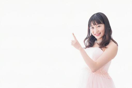 ポイントを指差す若い花嫁 ポイントを指差す若い花嫁 ハンドサイン,本番,ウェディングドレスの写真素材