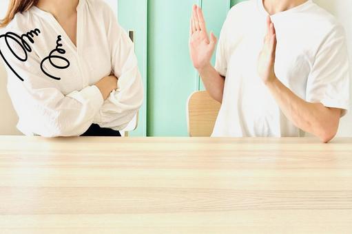 呆れる女性と弁解する男性 呆れる女性と弁解する男性の写真