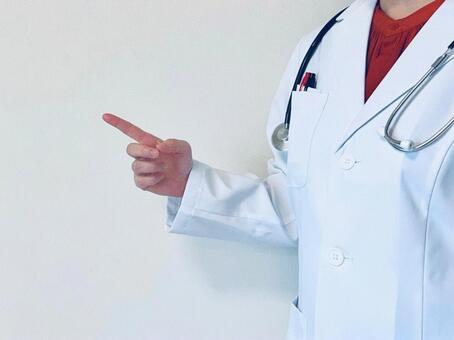指をさしながら説明する医師 説明,解説,女医の写真素材